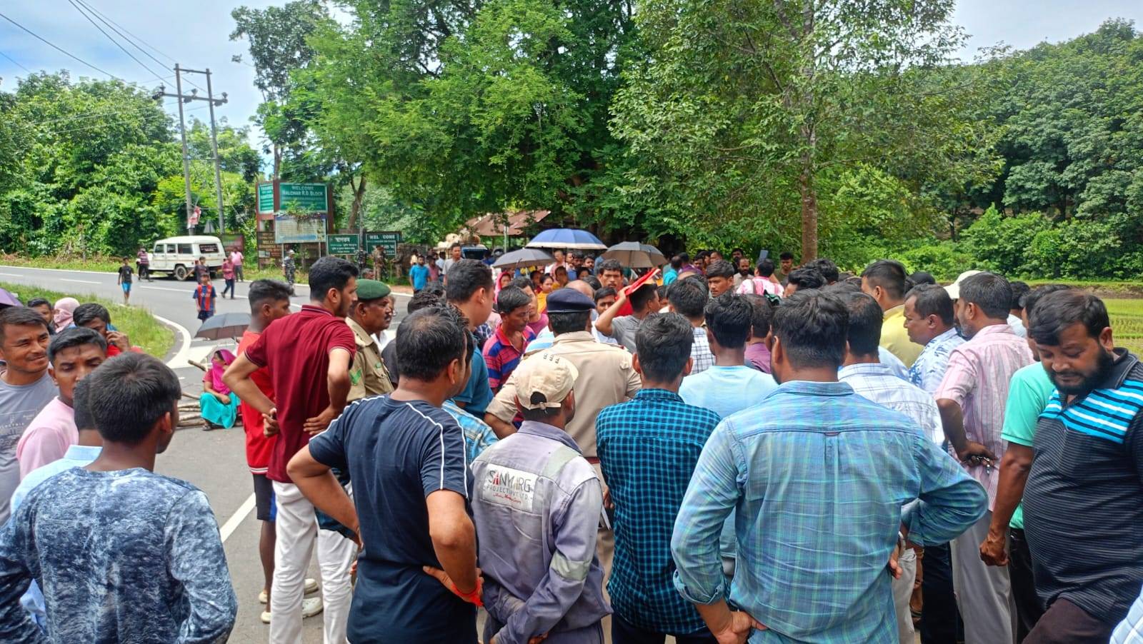 শাসকদলের নেতার পোল্ট্রি ফার্ম বন্ধ করার দাবিতে পদ্মনগর এলাকায় আগরতলা সোনামুড়া সড়ক অবরোধ করলো এলাকার লোকজন।