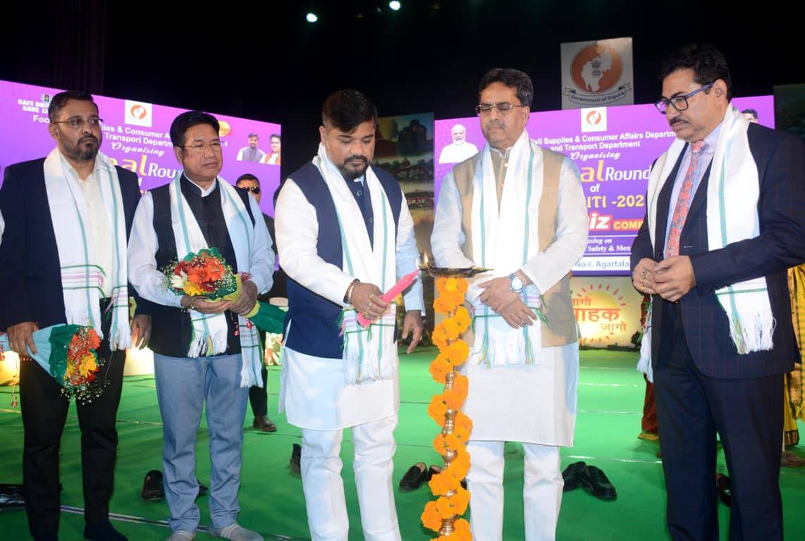 আজ আগরতলার রবীন্দ্রশতবার্ষিকী ভবনে খাদ্য, জনসংভরণ এবং ক্রেতা সুরক্ষা বিষয়ক দপ্তর ও পরিবহন দপ্তরের যৌথ উদ্যোগে আয়োজিত জাগৃতি শীর্ষক রাজ্যভিত্তিক আন্ত:কলেজ কুইজ প্রতিযোগিতার চূড়ান্ত পর্যায়ের উদ্বোধন করেন মুখ্যমন্ত্রী অধ্যাপক ডাঃ মানিক সাহা।
