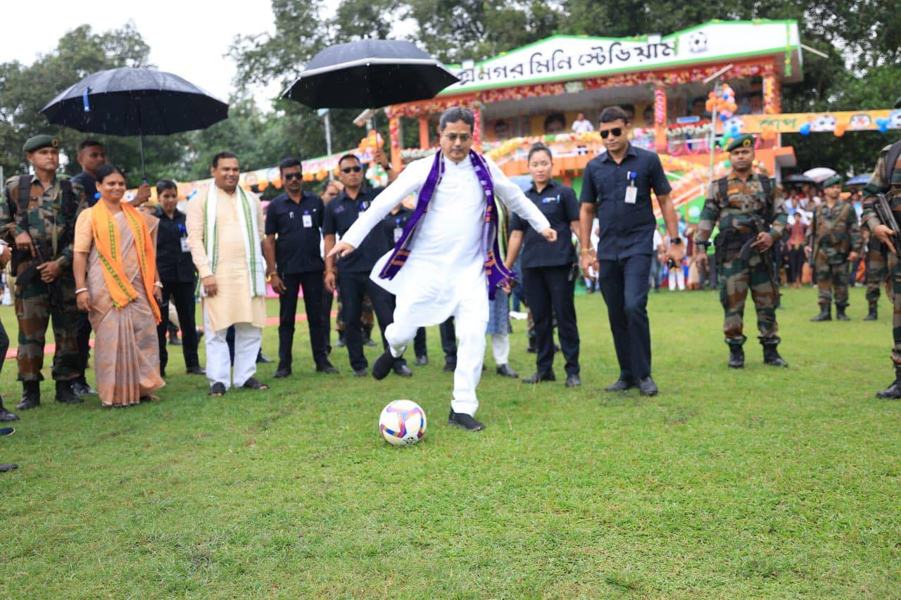 মুখ্যমন্ত্রী ডাঃ মানিক সাহার উপস্থিতিতে সোমবার বক্সনগরে জাঁকজমকপূর্ণভাবে উদ্বোধন হলো এমএলএ কাপ ফুটবল টুর্নামেন্ট।