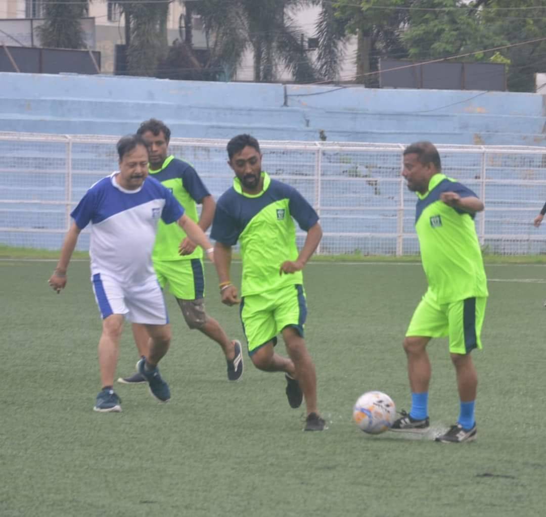 আগরতলা প্রেস ক্লাবের উদ্যোগে স্পোর্টস কমিটির ব্যবস্থাপনায় এবং ত্রিপুরা ফুটবল এসোসিয়েশনের সহযোগিতায় সোমবার আগরতলার উমাকান্ত মিনি স্টেডিয়ামে অনুষ্ঠিত হলো প্রেস ক্লাবের সদস্যদের নিয়ে এক প্রীতি ফুটবল ম্যাচ।