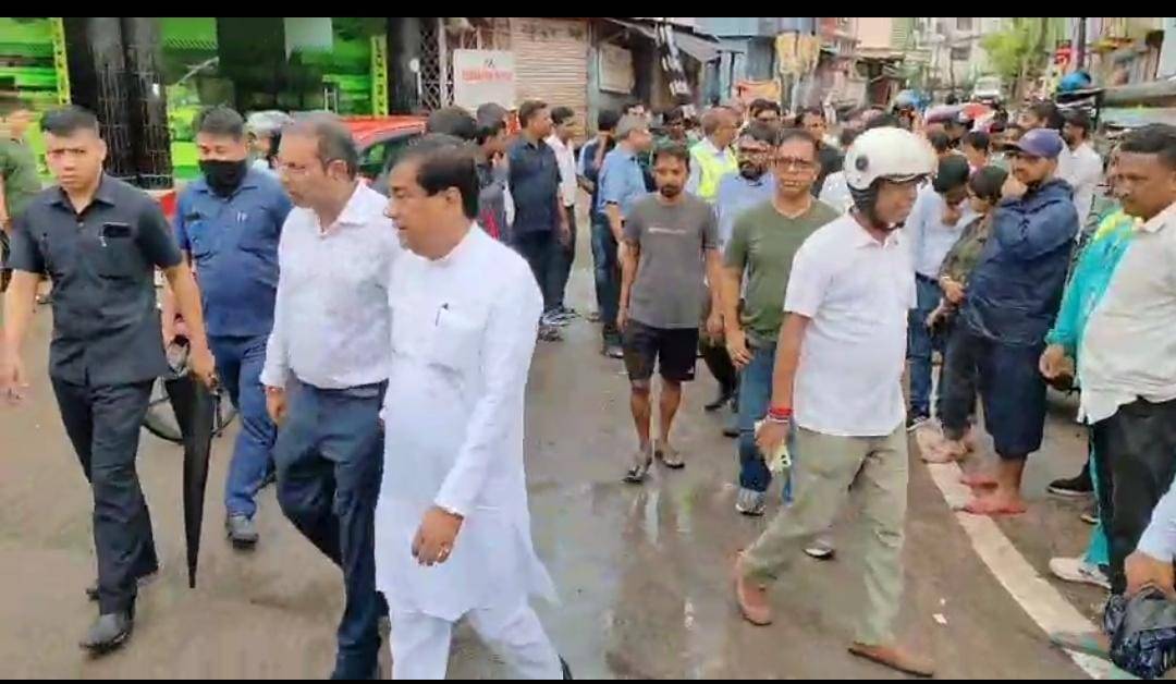 স্মার্ট সিটি প্রকল্পে আজ আগরতলা লক্ষী নারায়ন বাড়ি রোড এলাকায় রাস্তার পাশে কভার ড্রেন নির্মানের কাজ পরিদর্শনে গেলেন আগরতলা পুর নিগমের মেয়র দীপক মজুমদার।