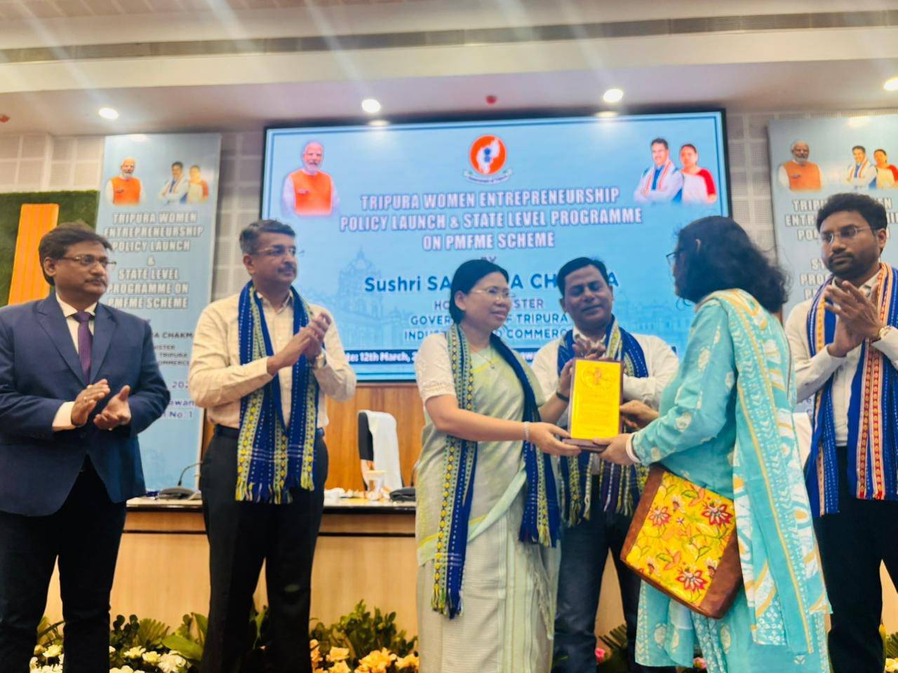 শিল্প ও বাণিজ্য দপ্তরের মন্ত্রী সান্তনা চাকমা বলেন রাজ্যের মহিলারা আত্মনির্ভর হওয়ার পাশাপাশি আত্মনির্ভর ত্রিপুরা গড়ার লক্ষ্যে এগিয়ে যাচ্ছে।