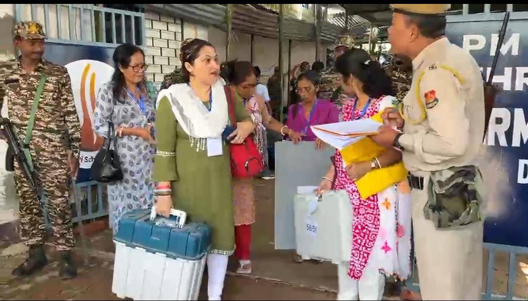 ধর্মনগর সরকারি দ্বাদশমান বালিকা বিদ্যালয় থেকে বুধবার ৫৬ নং ধর্মনগর বিধানসভার উপনির্বাচনে নিযুক্ত ভোটকর্মীরা ভোট সামগ্রী সংগ্রহ করে নিজ নিজ ভোটকেন্দ্রের উদ্দেশ্যে রওনা দেন।