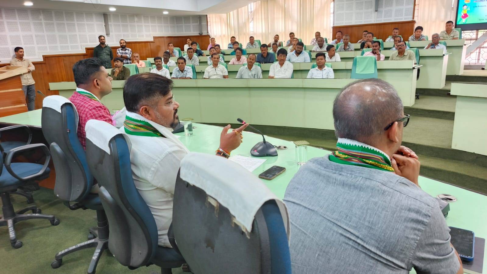 খাদ্য, জনসংভরণ ও ক্রেতা বিষয়ক মন্ত্রী সুশান্ত চৌধুরী বলেছেন রাজ্যে গণবণ্টন ব্যবস্থাকে সুদৃঢ় ও শক্তিশালী করতে ও রাজ্যের সকল অংশের মানুষের কাছে গণবণ্টন ব্যবস্থার সুফল পৌঁছে দিতে রাজ্য সরকার ও খাদ্য, জনসংভরণ ও ক্রেতাস্বার্থ বিষয়ক দপ্তর সচেষ্ট।