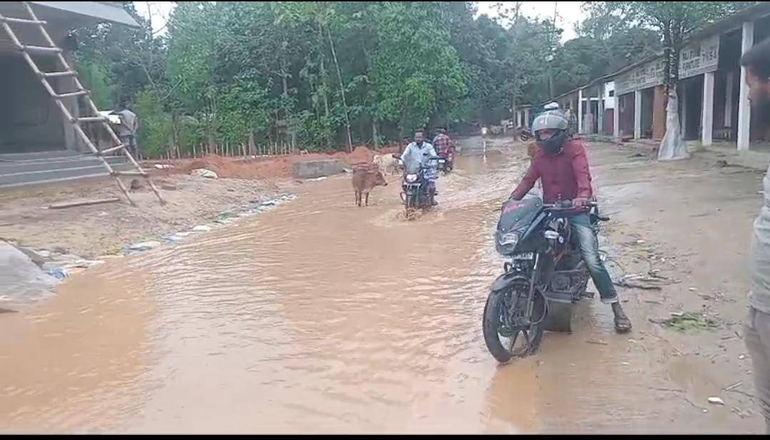 কৈলাসহর মহকুমায় টানা বৃষ্টিপাত ও দমকা হাওয়ার সঙ্গে কালবৈশাখীর তাণ্ডবে বিপর্যস্ত হয়ে পড়েছে জনজীবন।