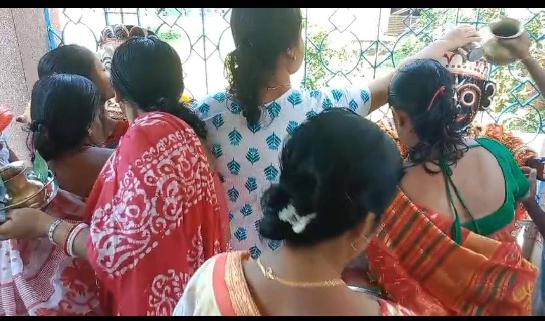 জৈষ্ঠ্য মাসের পূর্ণিমার পূর্ণ তিথিতে মেলাঘরের ঐতিহ্যবাহী জগন্নাথ বাড়িতে অনুষ্ঠিত হলো জগন্নাথ দেবের পবিত্র স্নানযাত্রা অনুষ্ঠান। 