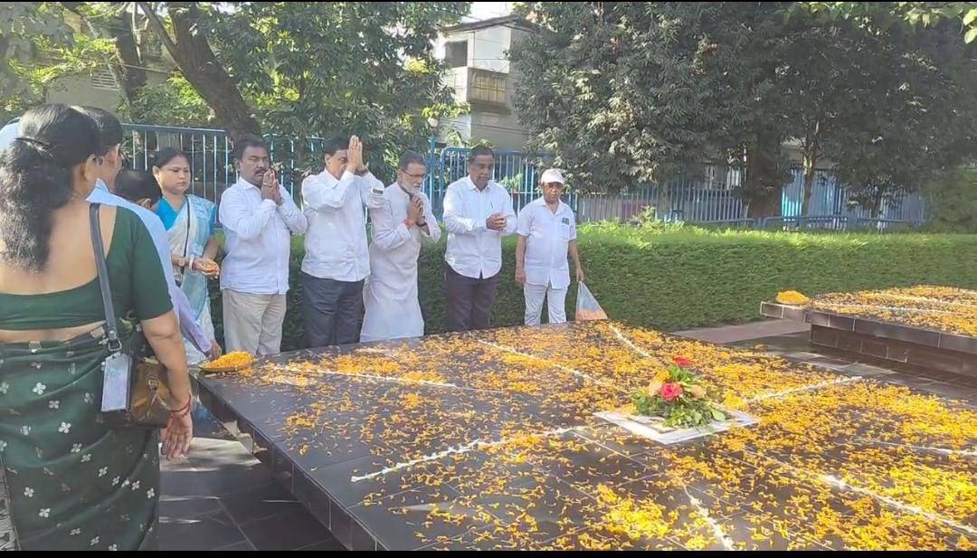 আজ দেশের প্রথম প্রধানমন্ত্রী জহরলাল নেহেরুর ১৩৬ তম জন্মদিন।