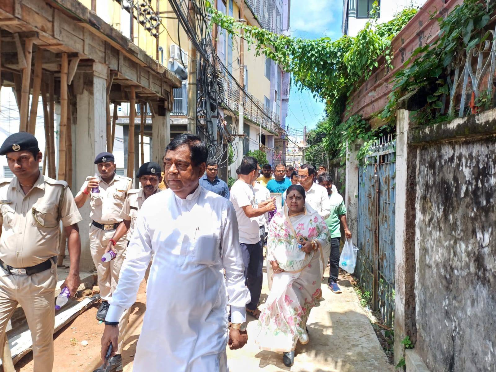 আগরতলা পুর নিগমের ২০ নম্বর ওয়ার্ড এলাকার মধ্যপাড়া চলমান সংঘ এলাকায় নির্মীয়মান পুকুর প্রকল্পের কাজ সরেজমিনে পরিদর্শন করলেন আগরতলা পুর নিগমের মেয়র দীপক মজুমদার।