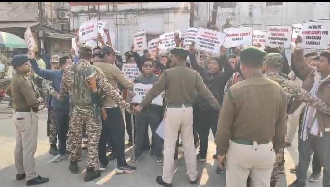 সোমবার আগরতলায় ৪৮তম ককবরক দিবস উদযাপন চলাকালীন, জনজাতি ছাত্রছাত্রীরা ককবরক ভাষার জন্য রোমান লিপিকে সরকারি স্বীকৃতি দেওয়ার দাবিতে প্রতি*বাদে শামিল হয়। 