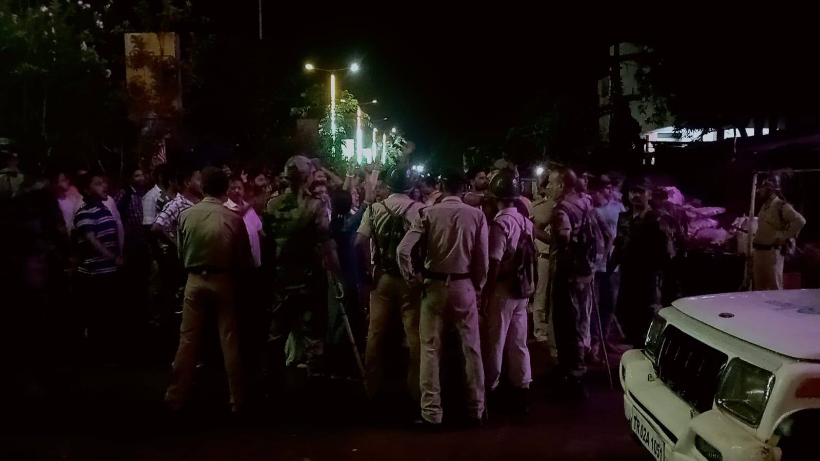 সোমবার রাতে ধর্মনগর রেলস্টেশন সংলগ্ন হোটেল নর্থ কনটিনেন্টালে দায়িত্বে থাকা প্রসান্ত দে-র বিরুদ্ধে ধারালো অস্ত্র দিয়ে ধর্মনগর মন্ডলের বিজেপি সম্পাদক অমিত চক্রবর্তীর উপর হামলার অভিযোগ ওঠে।