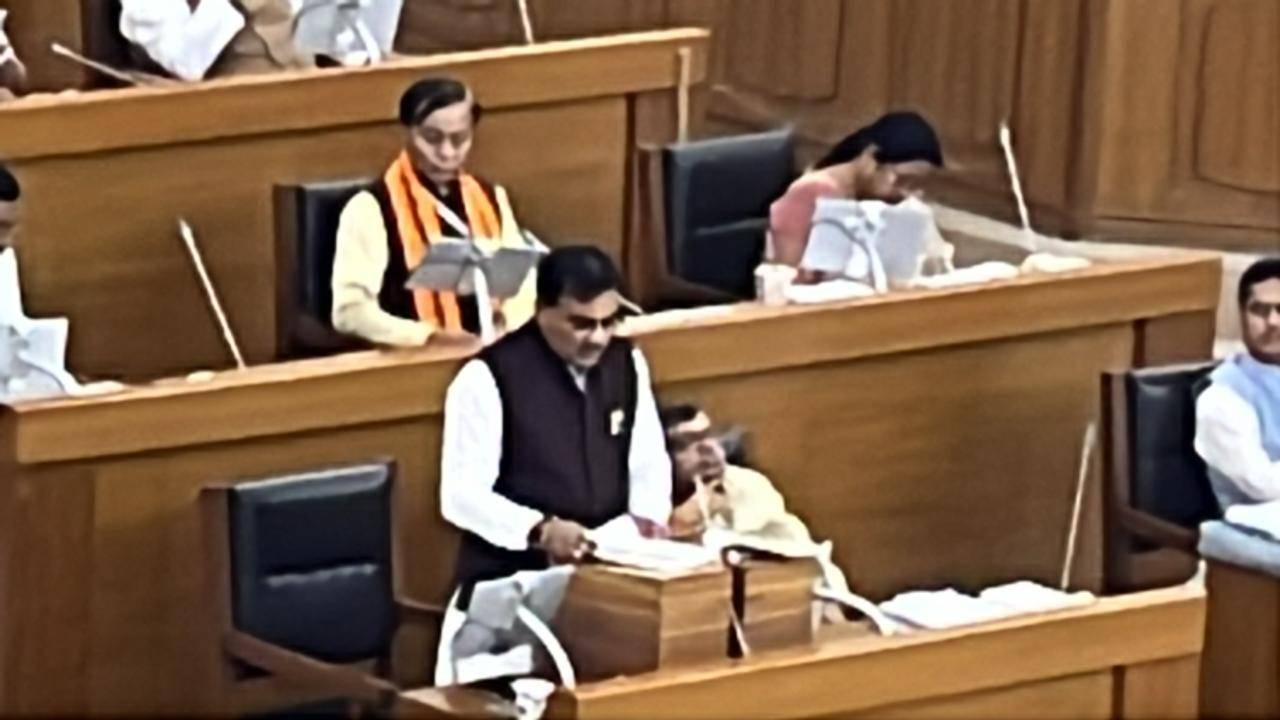 অর্থমন্ত্রী প্রণজিৎ সিংহ রায় আজ রাজ্য বিধানসভায় ২০২৬-২৭ অর্থবছরের জন্য ৩৪ হাজার ২১২ কোটি ৩১ লক্ষ টাকার বাজেট পেশ করেন। 