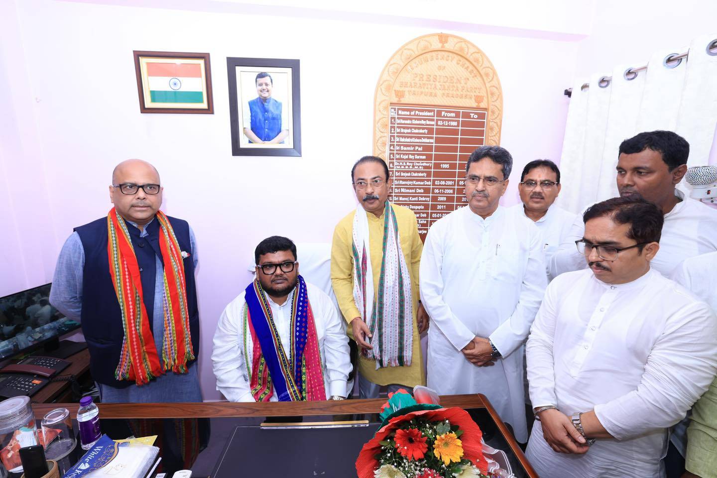 প্রাক্তন প্রদেশ বিজেপি সভাপতি রাজীব ভট্টাচার্যের কাছ থেকে আনুষ্ঠানিকভাবে দায়িত্বভার গ্রহণ করলেন নবনিযুক্ত প্রদেশ সভাপতি অভিষেক দেবরায়।
