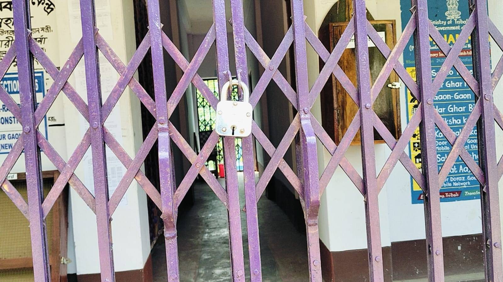 বেলা ১টা বেজে গেলেও শান্তিরবাজার মহকুমার বগাফা ব্লকের অন্তর্গত রাজাপুর পঞ্চায়েত অফিসে তালা ঝুলছে। 
