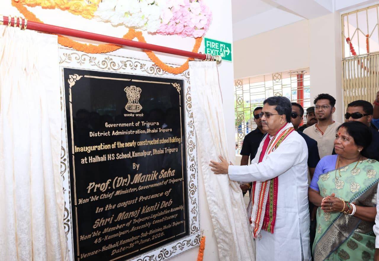 মুখ্যমন্ত্রী অধ্যাপক ডাঃ মানিক সাহা আজ ধলাই জেলার কমলপুরের হালাহালি উচ্চ মাধ্যমিক বিদ্যালয় প্রাঙ্গণে ‘বিদ্যাজ্যোতি স্কুল’ প্রকল্পের আওতায় হালাহালি উচ্চ মাধ্যমিক বিদ্যালয়ের নতুন স্কুল ভবন এর নির্মাণকাজের উদ্বোধন ও ধলাই জেলার ১৪টি প্রকল্পেরও ভার্চুয়ালি উদ্বোধন করেন। 
