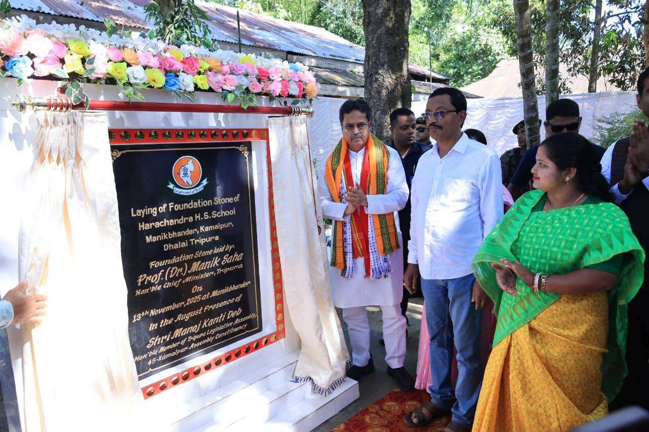 কমলপুরের মানিক ভান্ডারের হরচন্দ্র উচ্চমাধ্যমিক বিদ্যালয়ের মাঠে বিভিন্ন দপ্তরের ২০টি উন্নয়নমূলক প্রকল্পের উদ্বোধন ও ২টি প্রকল্পের ভিত্তিপ্রস্তর স্থাপন অনুষ্ঠানের উদ্বোধন করেন মুখ্যমন্ত্রী অধ্যাপক ডাঃ মানিক সাহা।