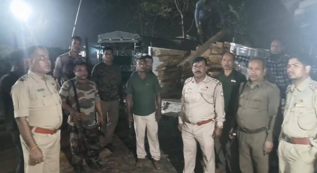 বুধবার রাতে চুরাইবাড়ি ফরেস্ট বিটের ইনচার্জ আশুতোষ মালাকারের কাছে খবর আসে—বড়গোল ৫ নম্বর ওয়ার্ড এলাকার একটি পরিত্যক্ত ঘরে বিপুল পরিমাণ অবৈধ চেরাই কাঠ মজুত রয়েছে, যা রাতের অন্ধকারে অসমে পাচারের পরিকল্পনা করা হয়েছে।
