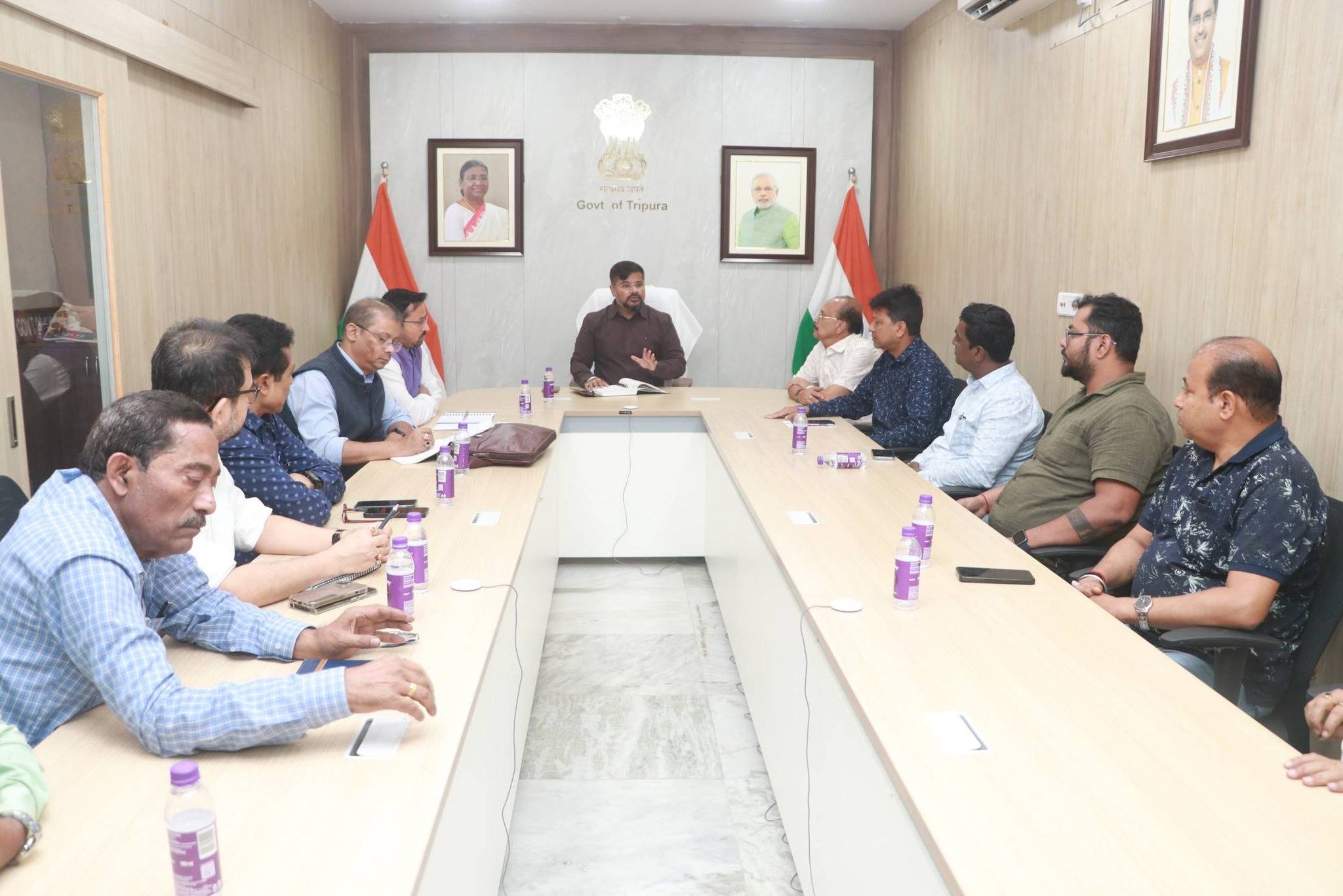 পরিবহন মন্ত্রী সুশান্ত চৌধুরীর পৌরোহিত্যে আজ সচিবালয়ে এক পর্যালোচনা বৈঠক অনুষ্ঠিত হয়।