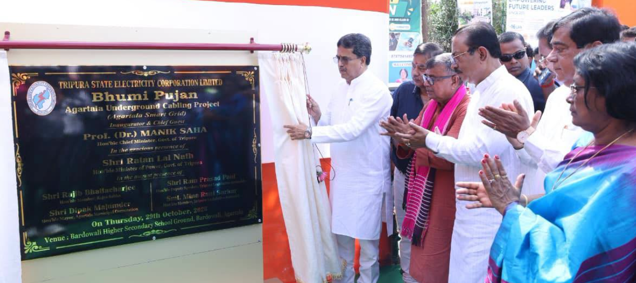 আগরতলা শহরের বিদ্যুৎ বণ্টন পরিকাঠামোকে আধুনিক করে তোলার লক্ষ্যে একটি গুরুত্বপূর্ণ পদক্ষেপ হিসেবে আজ বড়দোয়ালী উচ্চতর মাধ্যমিক বিদ্যালয়ের মাঠে আগরতলা ভূগর্ভস্থ বিদ্যুৎ কেবল প্রকল্পের ভূমিপূজন অনুষ্ঠানে ছিলেন মুখ্যমন্ত্রী অধ্যাপক ডাঃ মানিক সাহা।