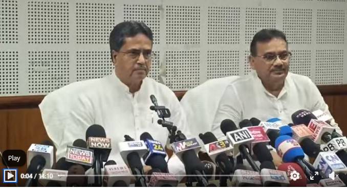 পুজোর মুখে রাজ্য সরকারি কর্মচারীদের জন্য সুখবর। মঙ্গলবার মহাকরণে সাংবাদিক সম্মেলন করে রাজ্য সরকারি কর্মচারীদের জন্য তিন শতাংশ DA ঘোষণা করেন মুখ্যমন্ত্রী অধ্যাপক ডাঃ মানিক সাহা। 