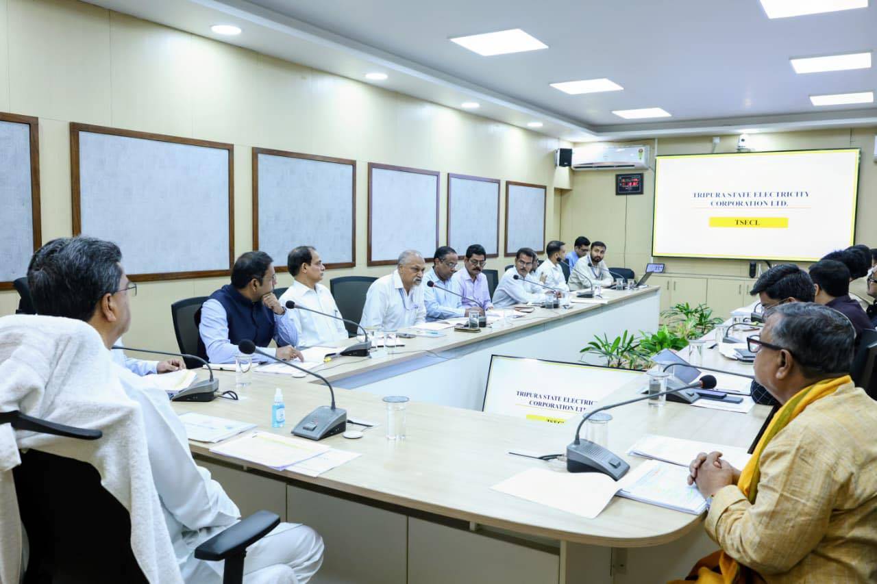 মুখ্যমন্ত্রী অধ্যাপক ডাঃ মানিক সাহার পৌরোহিত্যে আজ  আগরতলার টিআইএফটি-র কনফারেন্স হলে বিদ্যুৎ দপ্তরের একটি পর্যালোচনা সভা অনুষ্ঠিত হয়। 