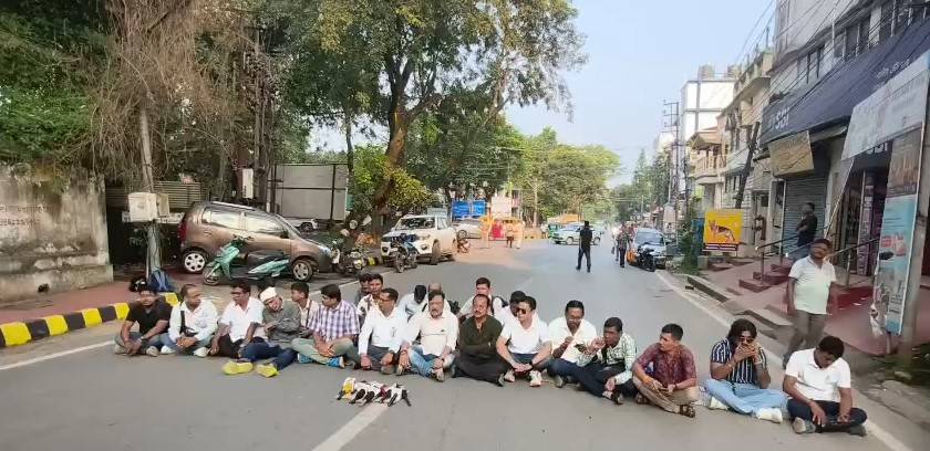 রাজধানীর শ্যামলীবাজার এলাকায় সাংবাদিক শিবানন্দ শীল সহ কয়েকজনের উপর হামলার ঘটনার তিন দিন পেরিয়ে গেলেও কাউকে গ্রেপ্তার করতে ব্যার্থ পুলিশ। 