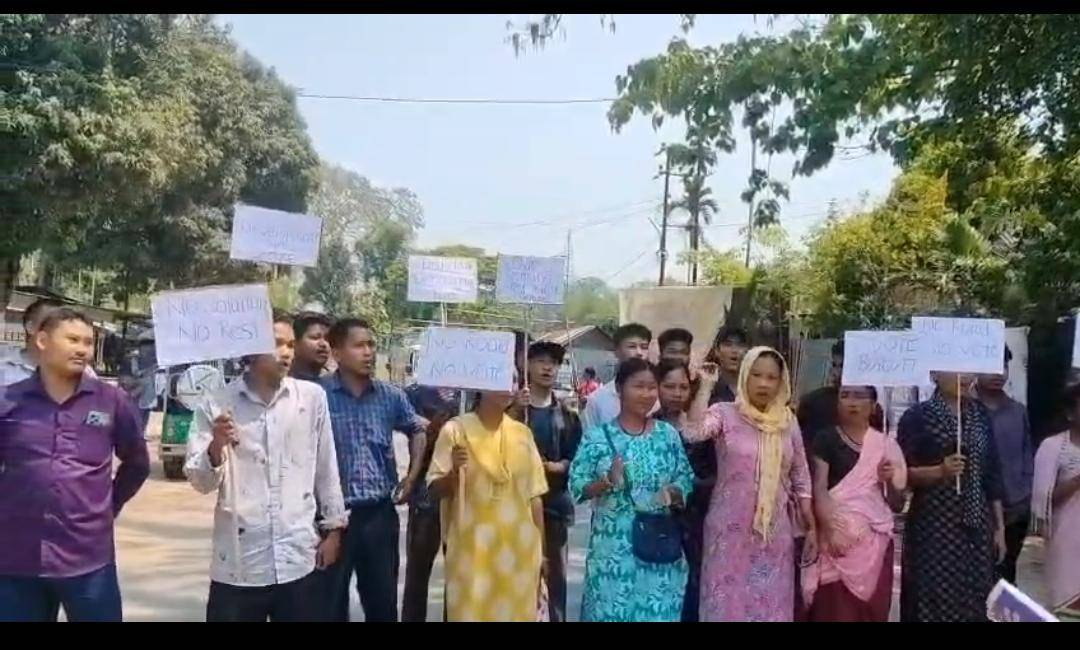 উন্নয়নের দীর্ঘ প্রতীক্ষা, আর সেই প্রতীক্ষা থেকেই এবার ক্ষোভে ফেটে পড়লেন ধনছড়া দেববর্মা পাড়ার গ্রামবাসীরা। 