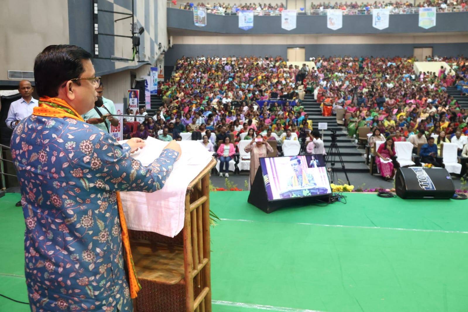 রবীন্দ্রভবনে সমাজ কল্যাণ ও সমাজ শিক্ষা দপ্তর আয়োজিত রাজ্য ভিত্তিক আন্তর্জাতিক নারী দিবস অনুষ্ঠানের উদ্বোধন করেন সমাজ কল্যাণ ও সমাজ শিক্ষা মন্ত্রী টিঙ্কু রায়। 