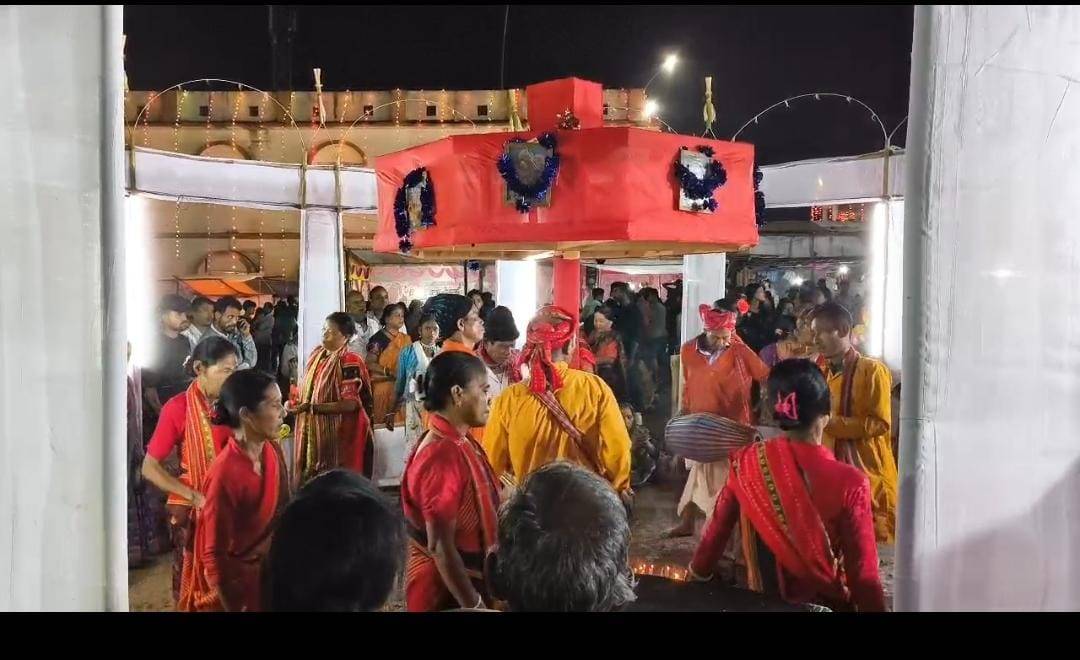 শান্তিরবাজার মহকুমার পশ্চিম পতিছড়ি মুড়াসিং পাড়ায় অবস্থিত শ্রী শ্রী হরিচান গোস্বামী আশ্রম প্রাঙ্গনে অনুষ্ঠিত ৪৬তম রাজ্যভিত্তিক মুড়াসিং সামাজিক ও সাংস্কৃতিক উৎসবের উদ্বোধন করেন বনমন্ত্রী অনিমেষ দেববর্মা। 