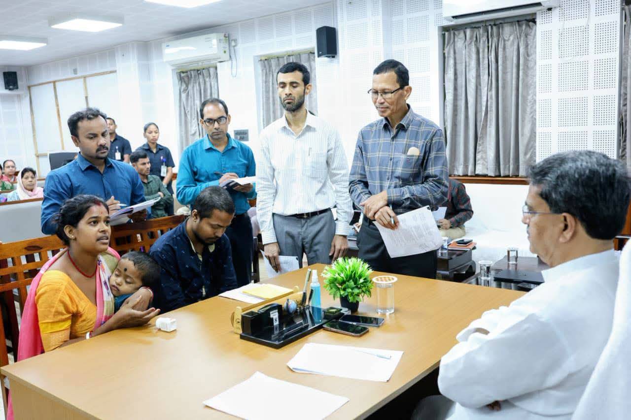 রাজ্যের মানুষের সমস্যা দ্রুত ও কার্যকরভাবে সমাধানের লক্ষ্যে বুধবারও অন্যান্য সপ্তাহের মতো অনুষ্ঠিত হলো ‘মুখ্যমন্ত্রী সমীপেষু’ কর্মসূচির ৬৯তম পর্ব।