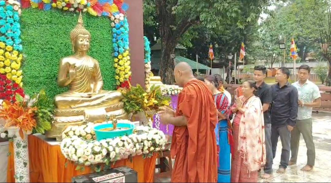 আজ বুদ্ধ পূর্নিমা। রাজ্যেও যথাযথ ধর্মীয় আচার অনুষ্ঠানের মধ্যে দিয়ে শান্তি অহিংসা ও প্রেমের পূজারী বৌদ্ধ ধর্মের প্রবর্তক ভগবান শ্রী গৌতম বুদ্ধের ২৫৭০তম আবির্ভাব তিথি পালনের উদ্যোগ নেওয়া হয়েছে। 