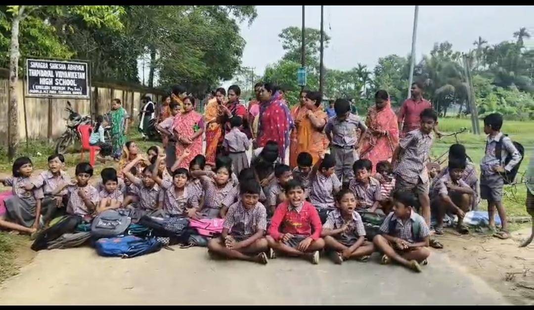 মাত্র তিনজন শিক্ষক-শিক্ষিকাকে নিয়ে কোনক্রমে টিকে আছে তেলিয়ামুড়া বিদ্যালয়ের পরিদর্শকের অধীন থাপিদয়াল উচ্চ বিদ্যালয়।