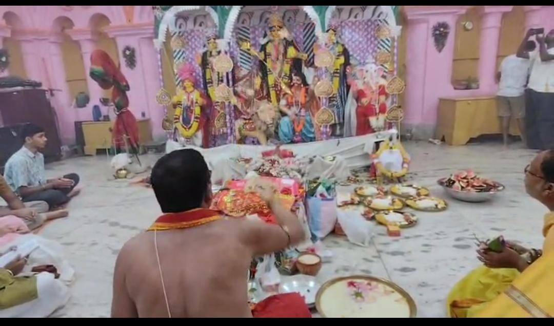 আজ মহানবমী। চিরাচরিত প্রথা অনুযায়ী আজ আগরতলা দুর্গা বাড়িতেও নবমী পুজোর আয়োজন করা হয়েছে।
