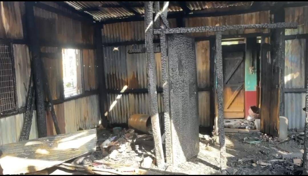 শনিবার ভোররাতে তেলিয়ামুড়া থানা এলাকার রাজনগর গ্ৰামে ঘনবসতিপূর্ণ অঞ্চলে অগ্নি*কাণ্ডে ঠিকাদার উৎপল কান্তি রায়ের বাড়ির পেছনের একটি ভাড়াটিয়া ঘর সম্পূর্ণ ভস্মী*ভূত হয়ে যায়, পাশাপাশি আ*গুন গ্রাস করে একটি বাইকও।