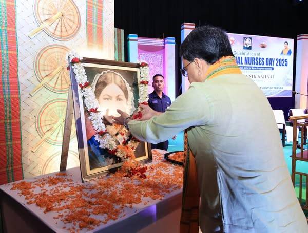 মুখ্যমন্ত্রী অধ্যাপক ডাক্তার মানিক সাহা বলেছেন নার্সিং পরিষেবার সাথে যারা যুক্ত আছেন তারা যদি সেবার মানসিকতা নিয়ে রোগীদের পরিষেবা প্রদান করেন তাহলে তারা নিজেরা যেমন আত্মতৃপ্তি পান তেমনি রোগীদের ভরসা অর্জন করতে সক্ষম হন, তাই সেই কারনেই এই পেশা যথেষ্ট সম্মানের। 