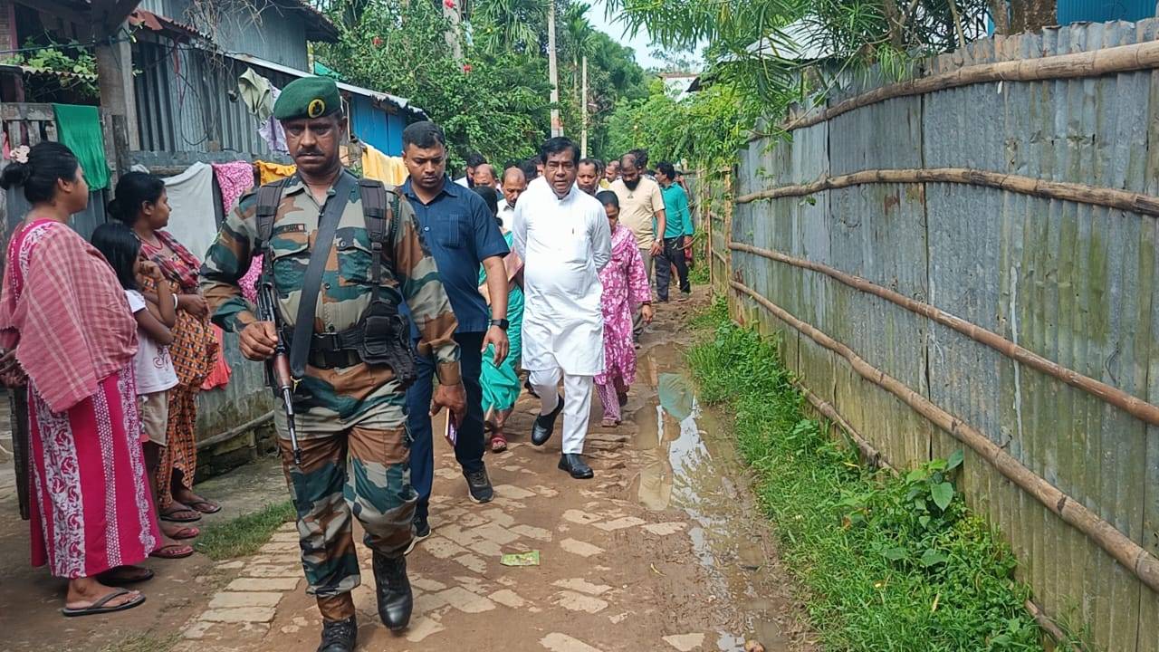পুর নিগমের ১ ও ২ নম্বর ওয়ার্ড এলাকার বিভিন্ন অসমাপ্ত উন্নয়নমূলক কাজ পরিদর্শন করেন আগরতলা পুর নিগমের মেয়র দীপক মজুমদার।