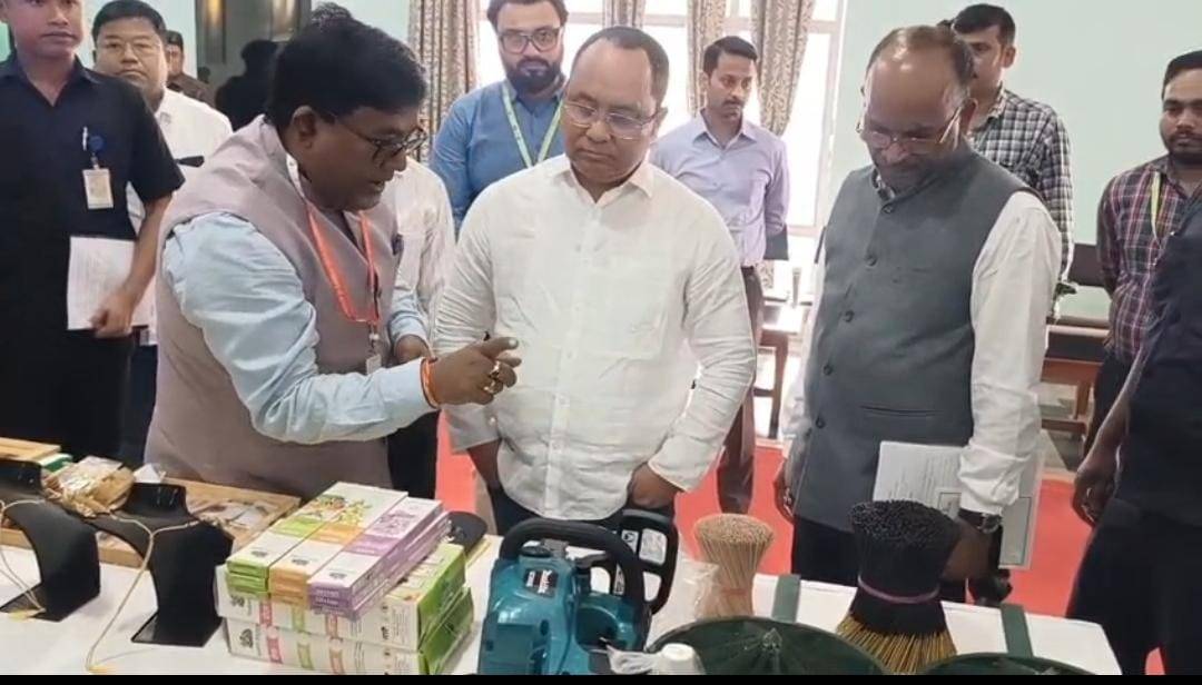 আগরতলার প্রজ্ঞা ভবনে বনদপ্তর ও ত্রিপুরা ডেঙ্গু মিশনের সহযোগিতায় এক উচ্চপর্যায়ের বাঁশ শিল্প পরামর্শ মূলক কর্মশালা উদ্বোধন করেন বনমন্ত্রী অনিমেষ দেববর্মা।