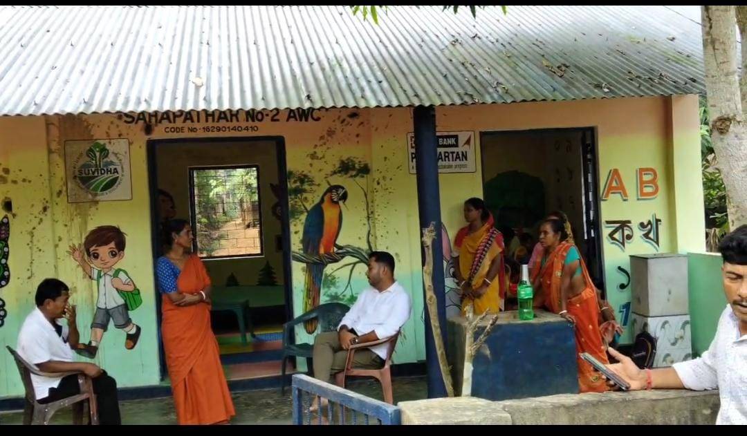 জোলাইবাড়ি বিধানসভা কেন্দ্রের অন্তর্গত পশ্চিম পিলাক অঙ্গনওয়াড়ি কেন্দ্রের ঘরে বাইরে রাতের আধারে কে বা কারা  গোবর ছড়িয়ে দিয়ে শিক্ষার পরিবেশ নষ্ট করে রেখেছে।