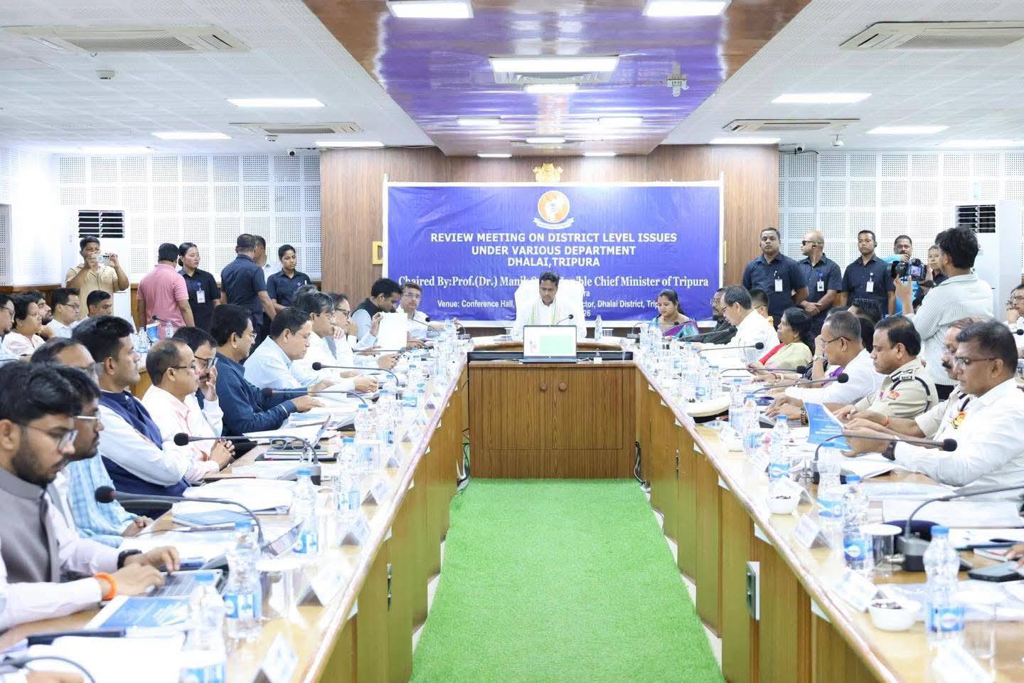 মুখ্যমন্ত্রী অধ্যাপক ডা. মানিক সাহার পৌরহিত্বে গতকাল ধলাই জেলায় জেলাশাসকের কার্যালয়ে এক পর্যালোচনা সভা অনুষ্ঠিত হয়।