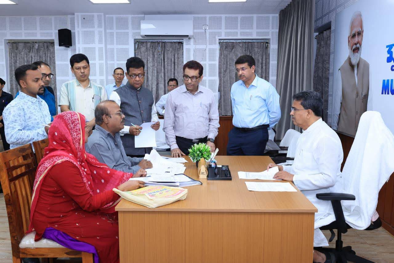 মুখ্যমন্ত্রী অধ্যাপক ডাঃ মানিক সাহা আজ মুখ্যমন্ত্রী সমীপেষু” কর্মসূচির আরও একটি  পর্বে  সাধারণ মানুষের অভাব- অভিযোগ ও নানা সমস্যার কথা শোনেন।