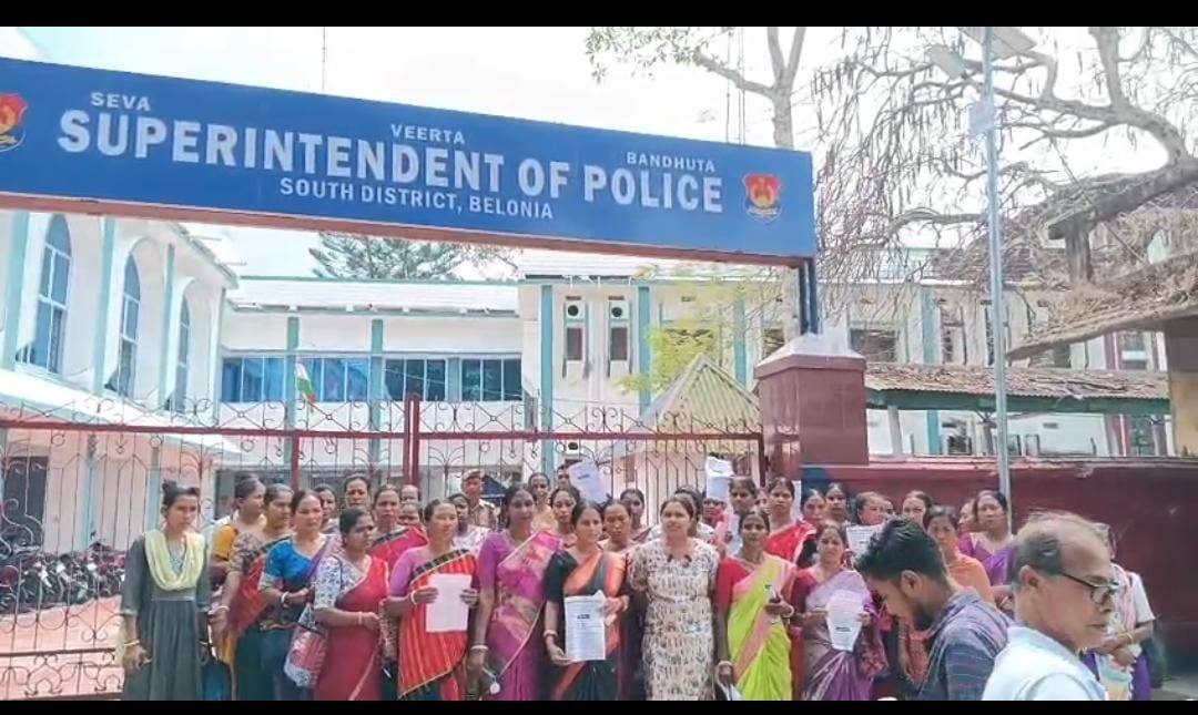 আরক্ষা প্রশাসনে নিযুক্ত এস পি ও দের চাকরি নিয়মিতকরণ, পুলিশের মত ড্রেস, রাইফেল, মেডিকেল, রেশন অ্যালাউন্স, টি এ, ডি এ প্রদান, ইন্সুরেন্স বেনিফিট সহ ১৩ মাসের বেতন প্রদান সহ ১০ দফা দাবি নিয়ে আজ দক্ষিণ ত্রিপুরা জেলার সমস্ত এসপিওদের পরিবারের পক্ষ থেকে দক্ষিণ জেলার পুলিশ সুপারের কাছে লিখিতভাবে দাবী সনদ পেশ করা হয়।