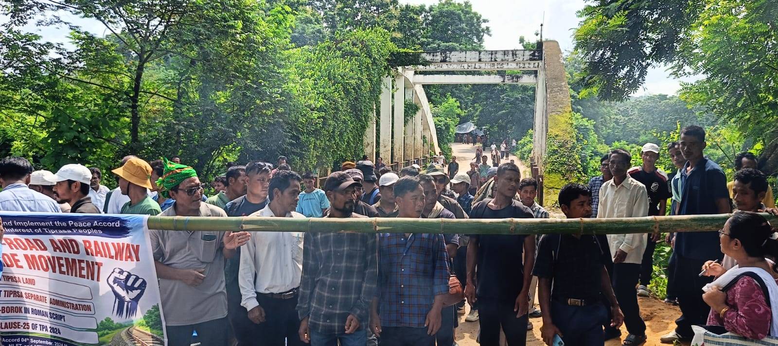 আত্মসমর্পণকারী এনএলএফটি ও এটিটিএফ-এর প্রাক্তন জঙ্গিরা শুক্রবার থেকে তিনটি স্থানে ৭২ ঘণ্টার রেল ও সড়ক অবরোধ শুরু করায় পশ্চিম ত্রিপুরা ও খোয়াই জেলায় জাতীয় সড়কে যান চলাচল এবং রেল পরিষেবা কার্যত স্তব্ধ হয়ে পড়েছে। 