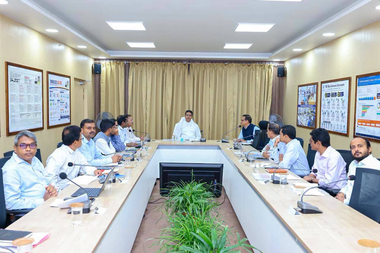 বর্ষা মৌসুমে সম্ভাব্য জলাবদ্ধতা ও বন্যা পরিস্থিতি মোকাবিলায় প্রস্তুতি আরও জোরদার করতে মুখ্যমন্ত্রী অধ্যাপক ডা. মানিক সাহা শনিবার টিআইএফটি-এর কনফারেন্স হলে এক উচ্চপর্যায়ের পর্যালোচনা বৈঠকে অংশ নেন।