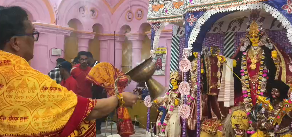 মহাষ্টমীর পুণ্যতিথিতে উৎসবের আবহে মুখরিত হয়ে উঠল আগরতলার ঐতিহ্যবাহী দুর্গাবাড়ি।