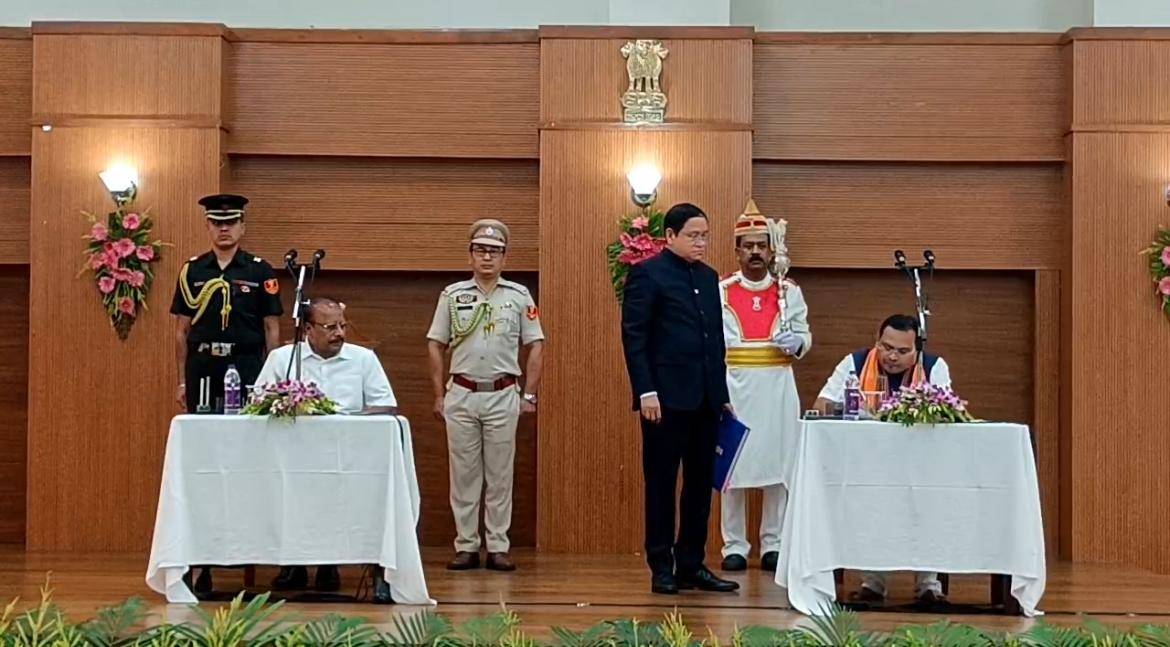 রাজভবনে মন্ত্রী সভার সদস্য হিসাবে শপথ নিলেন বিধায়ক কিশোর বর্মণ।