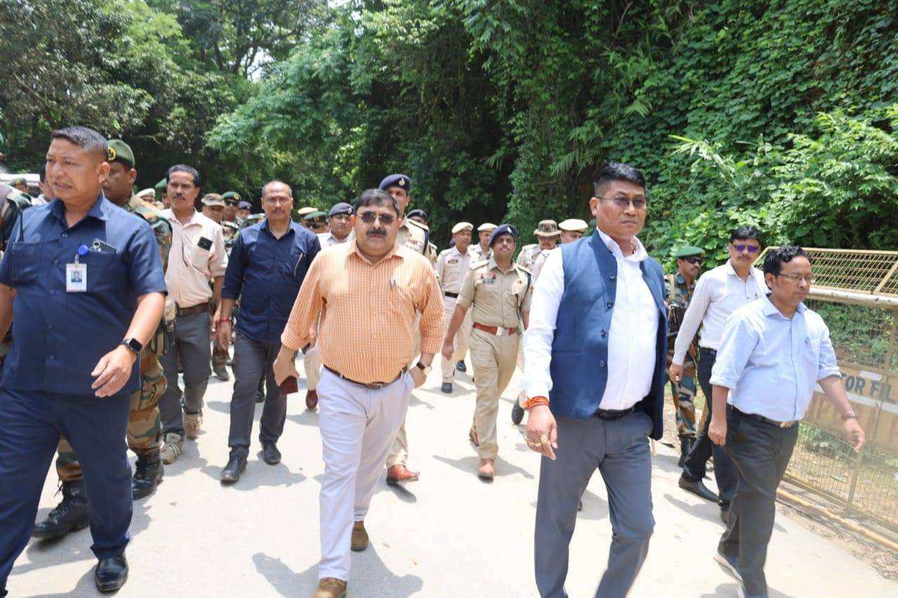 ত্রিপুরায় ত্রিপাক্ষিক শান্তি চুক্তির দ্রুত ও পূর্ণাঙ্গ বাস্তবায়নের দাবিতে ডাকা সড়ক ও রেল অবরোধকে কেন্দ্র করে শুক্রবার রাজ্যের বিভিন্ন অংশে উত্তেজনাপূর্ণ পরিস্থিতির সৃষ্টি হলেও শেষ পর্যন্ত মুখ্যমন্ত্রী অধ্যাপক ডাঃ মানিক সাহার আশ্বাসে আন্দোলনকারীরা কর্মসূচি প্রত্যাহার করে নেন।
