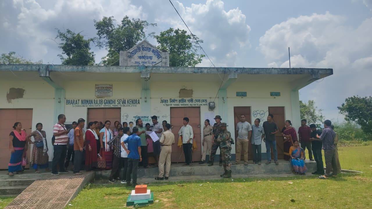 দীর্ঘদিন ধরে রেগার  (MGNREGA) কাজের অনিয়ম, শ্রমিকদের কাজ না পাওয়া এবং বিভিন্ন ন্যায্য দাবিদাওয়া পূরণ না হওয়ার প্রতিবাদে আজ সাউথ ছৈলেংটা গ্রাম পঞ্চায়েত অফিসে তালা ঝুলিয়ে বিক্ষোভ দেখালেন তিপ্রা মথা দলের কর্মী-সমর্থকরা।প্রতিবাদকারীদের অভিযোগ, বহু শ্রমিক নিয়মিত কাজ পাচ্ছেন না এবং রেগা সংক্রান্ত বিভিন্ন সমস্যার সমাধানের দাবিতে একাধিকবার প্রশাসনের দ্বারস্থ হলেও কার্যকর কোনো পদক্ষেপ নেওয়া হয়নি। 