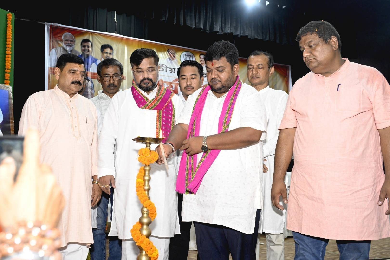 প্রদেশ বিজেপি সভাপতি অভিষেক দেবরায় আজ রানীরবাজার গীতাঞ্জলি হলে সদর গ্রামীণ জেলার কার্যকর্তা সম্মেলনের উদ্বোধন করেন। 