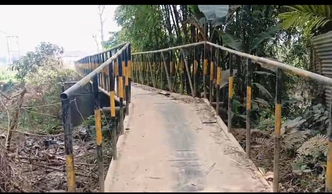 আমবাসা মহকুমার কেকমাছড়া পঞ্চায়েতের অন্তর্গত লোহার ব্রিজ মৃ*ত্যুফাঁ*দে পরিণত হয়েছে।