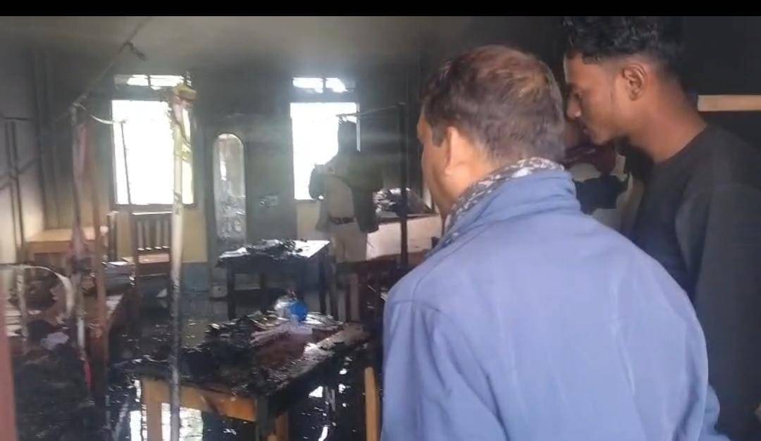 রবিবার সাব্রুম দশরথ দেব মেমোরিয়াল রেসিডেন্সিয়াল উচ্চতর মাধ্যমিক বিদ্যালয়ের গার্লস হোস্টেলের একটি কক্ষে হঠাৎ অগ্নি*কাণ্ডের ঘটনা ঘটে। 