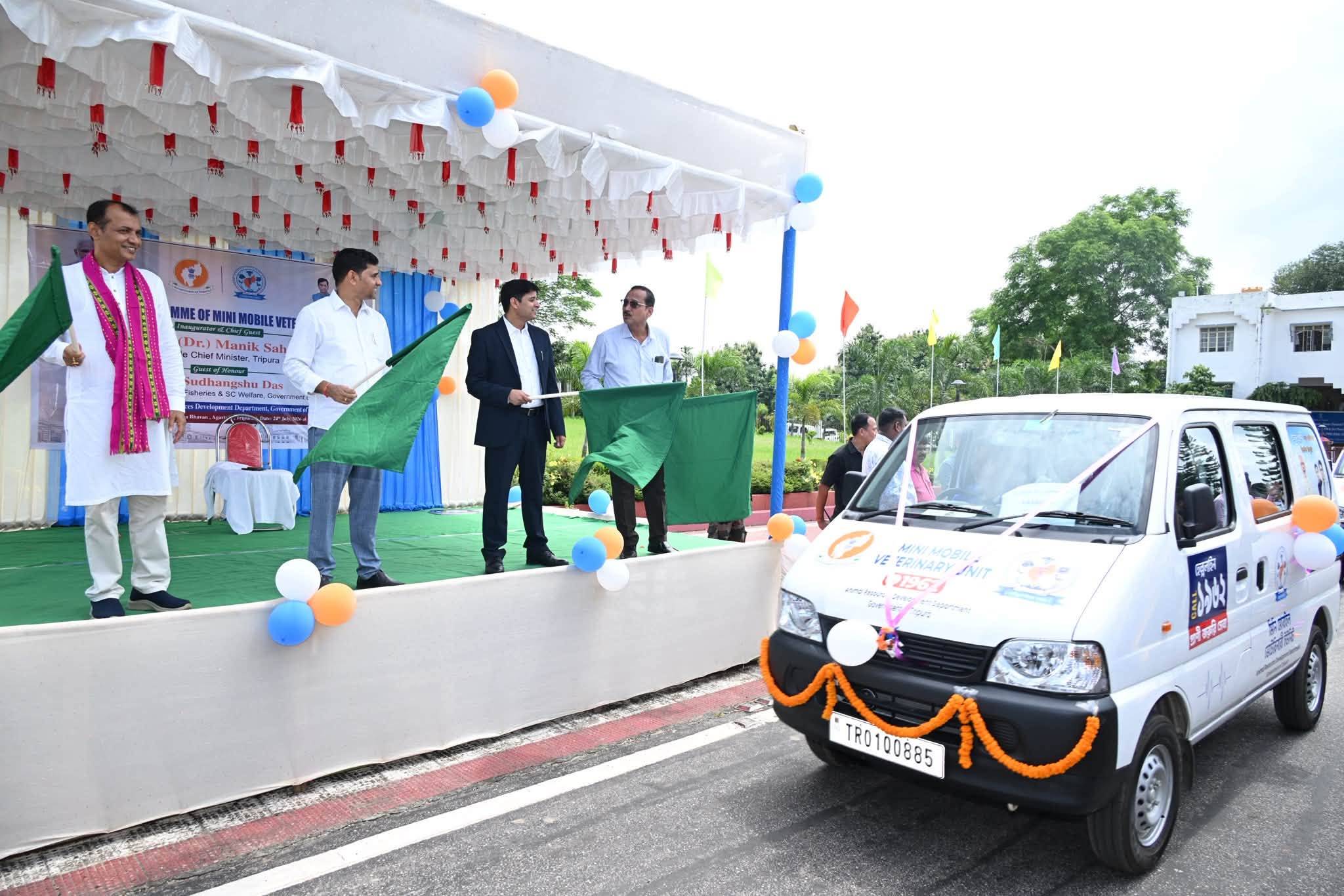 প্রাণিসম্পদ বিকাশ মন্ত্রী সুধাংশু দাস আজ আগরতলা প্রজ্ঞাভবনে ৫০ টি মিনি মোবাইল ভেটেনারি ইউনিট অর্থাৎ মিনি এম্বুলেন্স পরিষেবা চালু করেছেন।